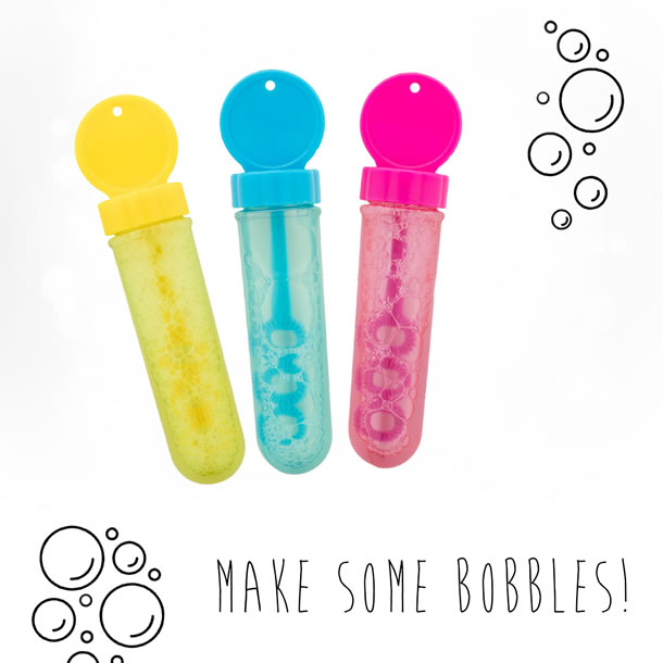 BLOWY è il gadget perfetto per far divertire i bambini! Bolle di sapone contenute in confezione di plastica colorata. Con 30ml di liquido.