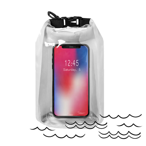 In spiaggia col patino e...KAMBAX, la sacca zaino impermeabile per tenere al sicuro il tuo smartphone, in tessuto ripstop con inserto touch screen, accessoriato con fibbia in plastica e moschettone.⁠