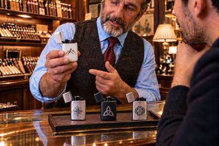 Accendini personalizzati eleganti esposti in tabaccheria