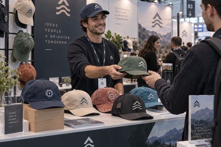 Distribuzione di cappellini personalizzati a uno stand fieristico