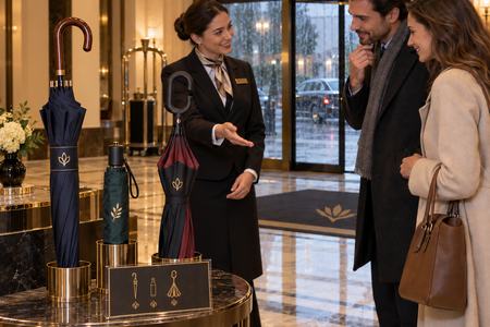 Ombrelli personalizzati dell’hotel disponibili nella hall in una giornata di pioggia